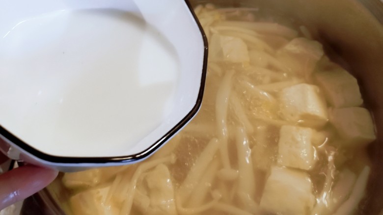 白玉菇豆腐汤,倒入水淀粉增稠。