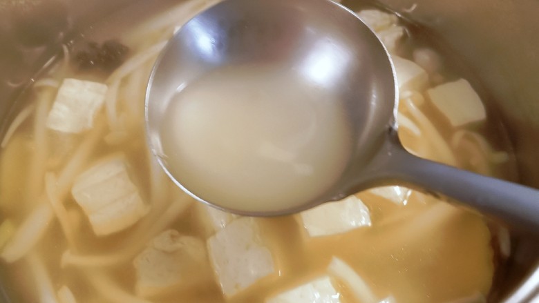 白玉菇豆腐汤,加入水淀粉后汤水增加了浓度，也明亮了许多。