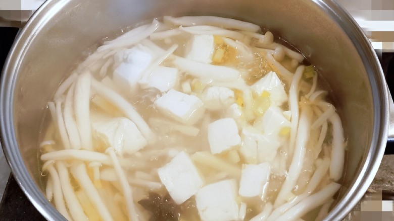 白玉菇豆腐汤,放入豆腐和冬笋片，继续煮3分钟，放入香葱白增香。