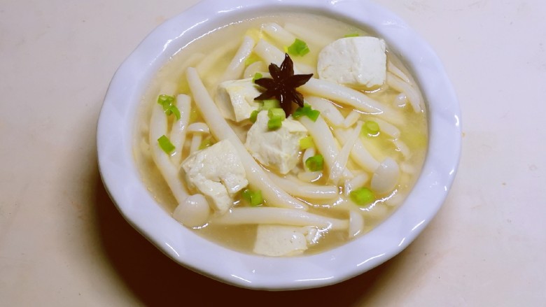 白玉菇豆腐汤,盛入碗中。