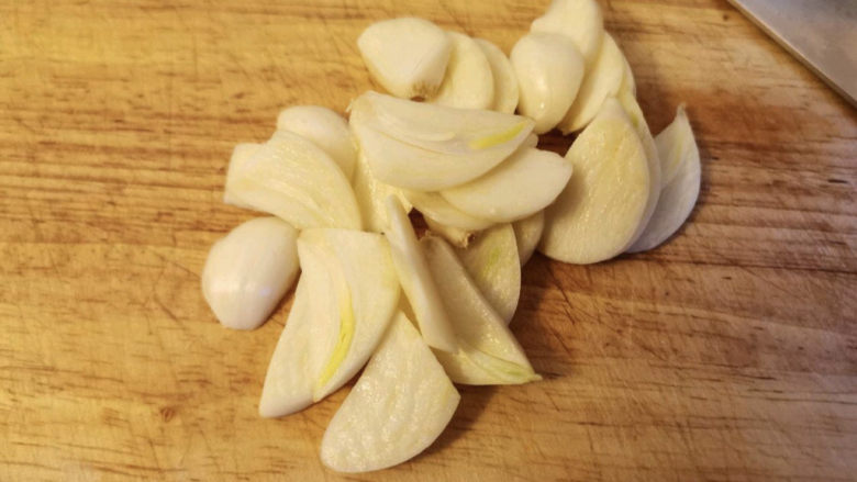 蒜蓉西兰花,将大蒜切成片，如果喜欢蒜蓉口味重一点的可以切成末。