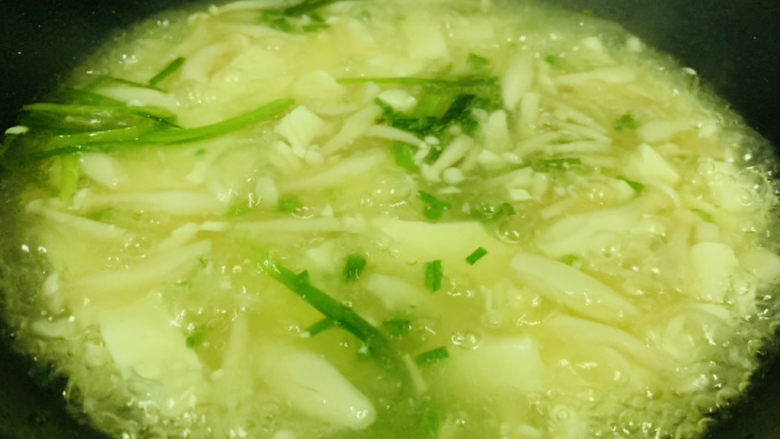 白玉菇豆腐汤,起锅
