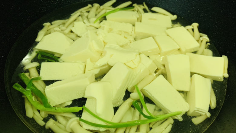 白玉菇豆腐汤,加入豆腐和清水