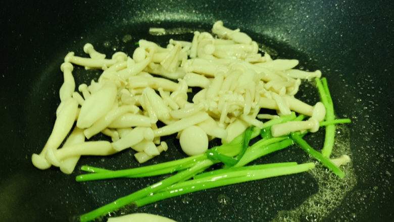 白玉菇豆腐汤,将葱白炒香，倒入白玉菇