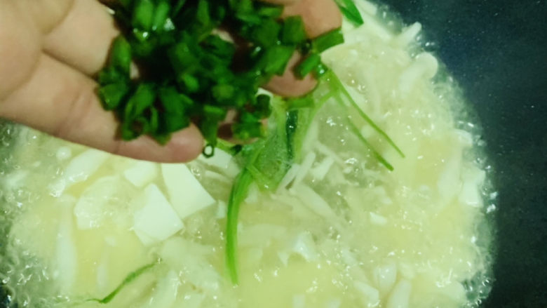 白玉菇豆腐汤,加入葱粒