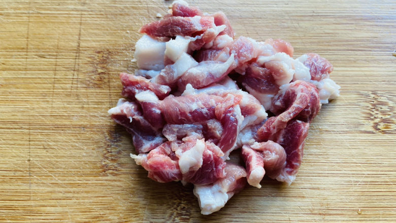 儿菜炒肉片,肥瘦相间的猪肉洗净切薄片