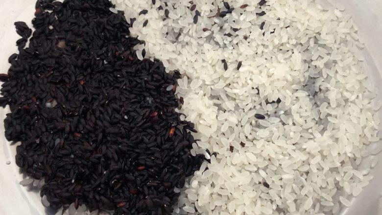 红枣黑米粥,黑米和大米放入锅中