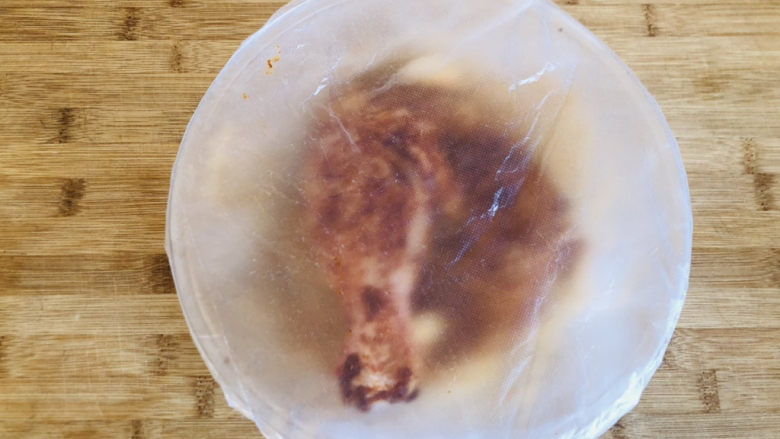 蒜香鸡腿,抓拌均匀后敷一层保鲜膜或直接放入保鲜袋腌制2小时。