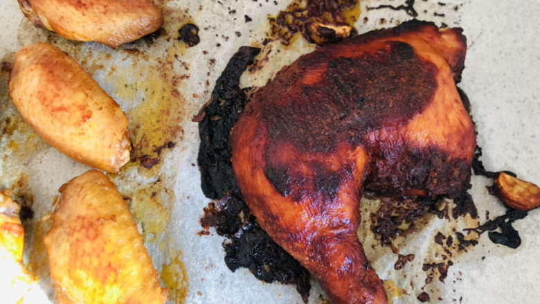 蒜香鸡腿,家里有鸡翅的可以一起再烤一些鸡翅了，鸡翅要晚点放，因为鸡翅比较容易熟。