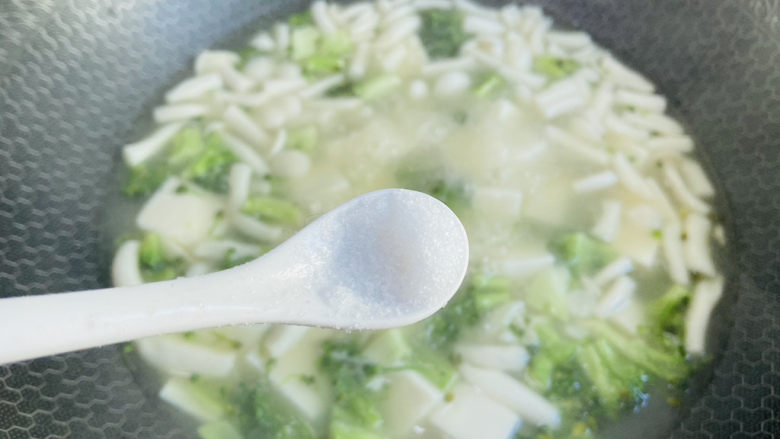 白玉菇豆腐汤,根据个人口味加入适量盐