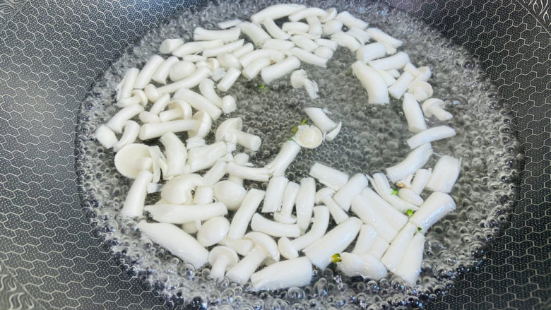 白玉菇豆腐汤,白玉菇焯烫两分钟捞出沥干水分备用