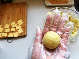 芝士土豆球,慢慢搓圆，搓的过程，动作要轻柔一些，土豆泥相当软。