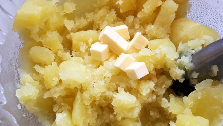 芝士土豆球,土豆泥趁热加入黄油。