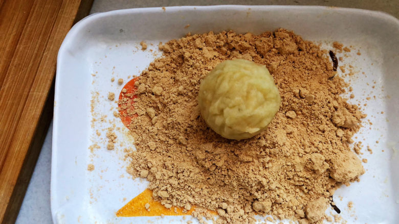 芝士土豆球,在黄豆粉里滚一圈，沾上熟的黄豆粉。