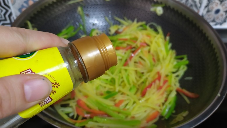 青椒炒土豆丝,加入醋，翻炒均匀即可出锅。