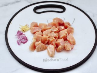 彩蔬鸡肉串,鸡胸肉去筋膜后洗净切块，洋葱和姜切碎。