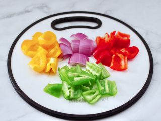 彩蔬鸡肉串,青、黄、红辣椒和洋葱切块。