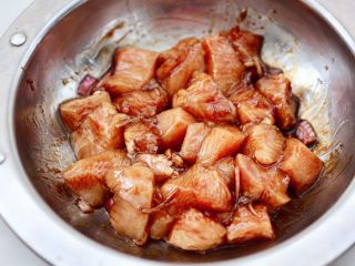 彩蔬鸡肉串,把所有食材调料，混合拌匀腌制半小时。