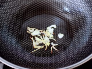 黄瓜火腿磷虾鸡蛋汤,锅中倒入一点点油，爆香葱姜。
