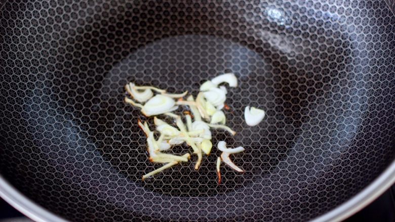 黄瓜火腿磷虾鸡蛋汤,锅中倒入一点点油，爆香葱姜。