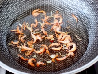黄瓜火腿磷虾鸡蛋汤,锅中倒入适量的清水。