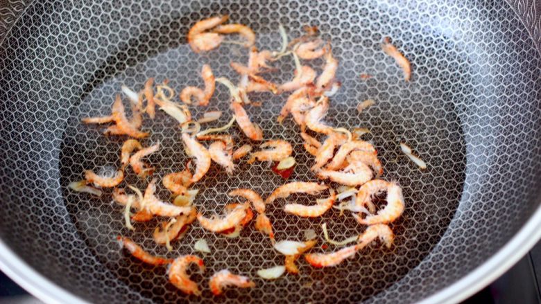 黄瓜火腿磷虾鸡蛋汤,锅中倒入适量的清水。