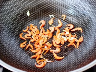 黄瓜火腿磷虾鸡蛋汤,加入磷虾皮炒出香味。