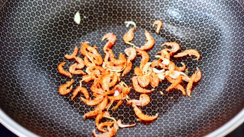 黄瓜火腿磷虾鸡蛋汤,加入磷虾皮炒出香味。