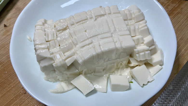 白玉菇豆腐汤➕咸蛋黄白玉菇豆腐汤,用刀子划小块