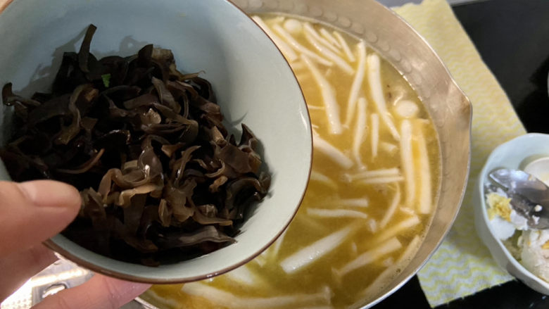 白玉菇豆腐汤➕咸蛋黄白玉菇豆腐汤,木耳丝