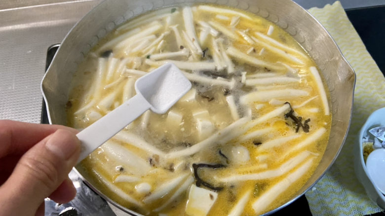 白玉菇豆腐汤➕咸蛋黄白玉菇豆腐汤,开盖，尝下咸淡，根据个人口味添加少许盐定味