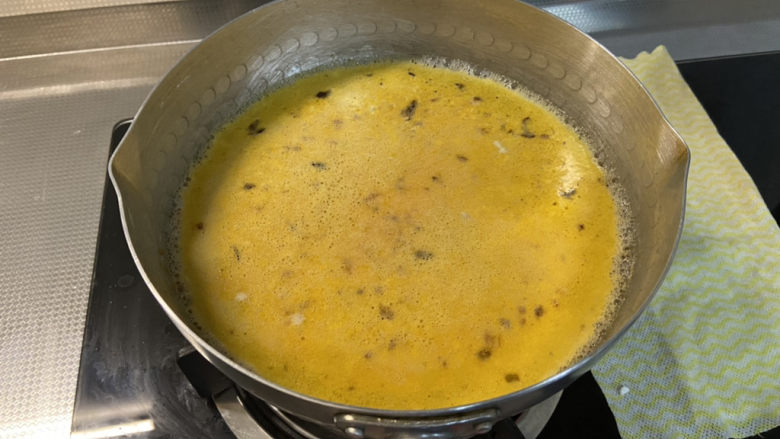 白玉菇豆腐汤➕咸蛋黄白玉菇豆腐汤,加入适量清水，煮开