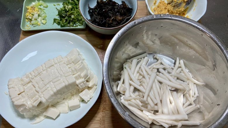 白玉菇豆腐汤➕咸蛋黄白玉菇豆腐汤,全部食材准备好