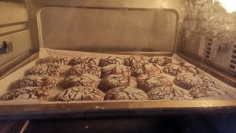 巧克力裂纹曲奇饼干🍪,送入预热好的烤箱，上下火170度烤20分钟，烤盘太小，饼干膨胀的都长在一起了😂