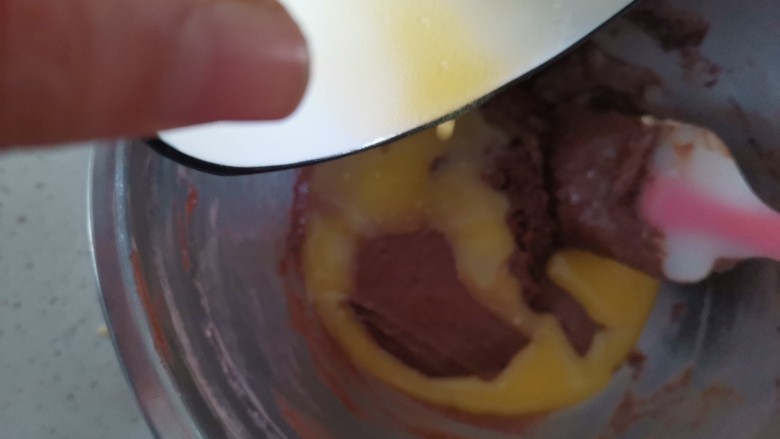 巧克力裂纹曲奇饼干🍪,加入融化好的黄油