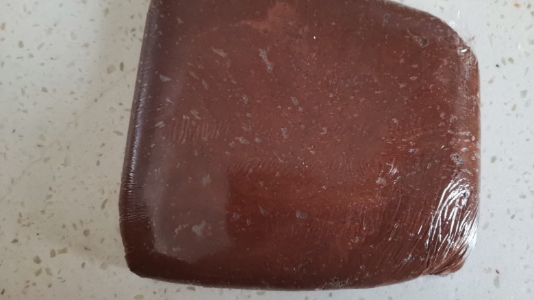巧克力裂纹曲奇饼干🍪,用保鲜膜包起来放入冰箱冷冻30分钟，使面团变硬