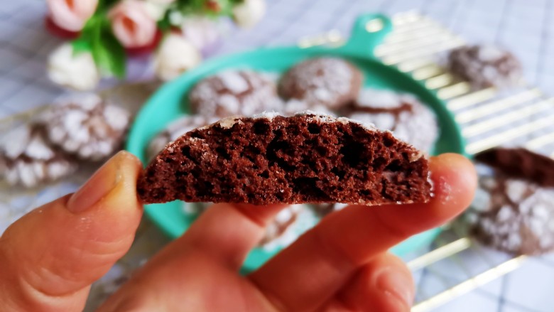 巧克力裂纹曲奇饼干🍪,非常脆，细砂糖在表面结成糖衣，咬一口外层脆而甜蜜，里面巧克力味浓郁。