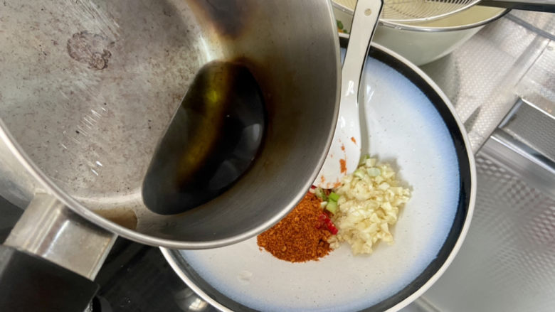 酸辣宽粉➕凉拌酸辣宽粉,炸花生米的油烧到八成热，分次浇在辣椒粉蒜末上
