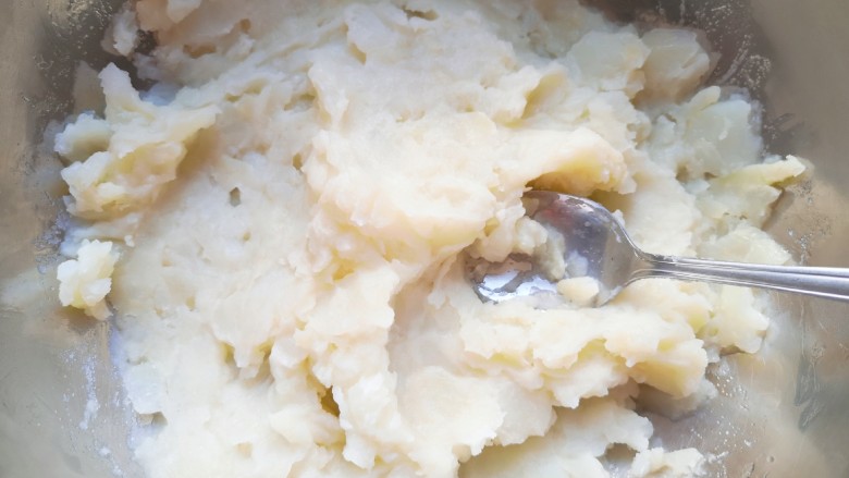 芝士土豆球,蒸熟的土豆片放入盆里，用勺子压成土豆泥。
