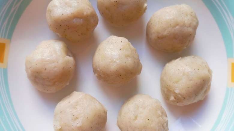 芝士土豆球,分成20份搓成团备用。
