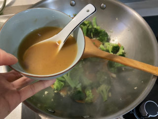 蒜蓉西兰花,加入调味汁，继续翻炒半分钟，即可出锅