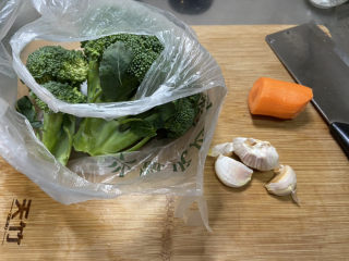 蒜蓉西兰花,食材合照：西兰花约350g，胡萝卜一小节，蒜半头
