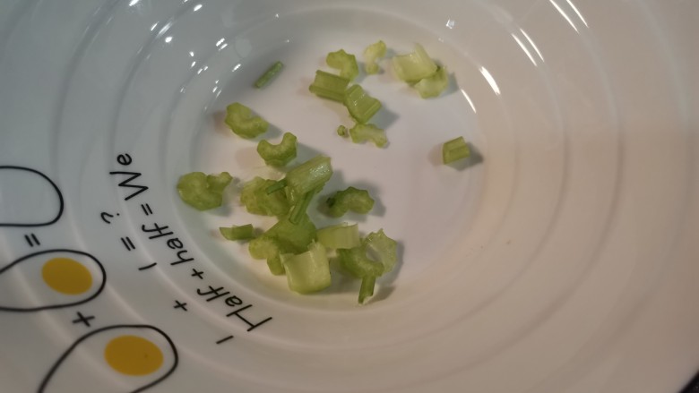 酸辣宽粉,准备一点芹菜切碎，放入碗中。