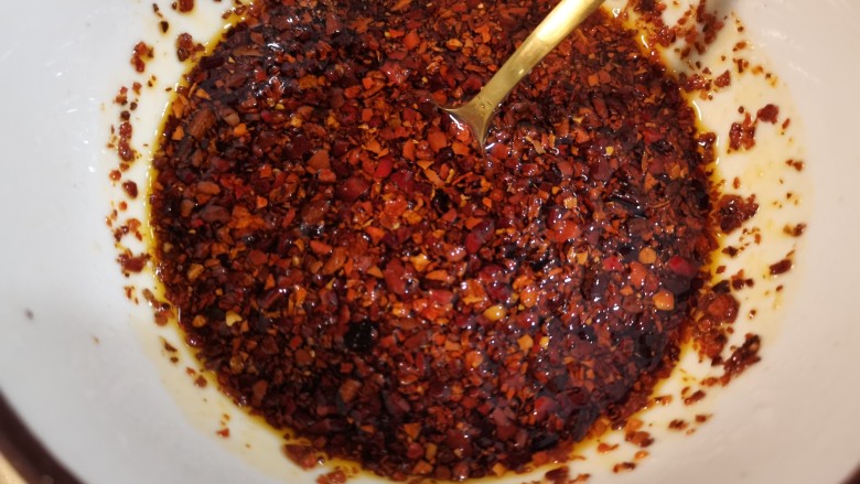 酸辣宽粉,将调料过滤掉，油分三次倒入辣椒面儿中。
