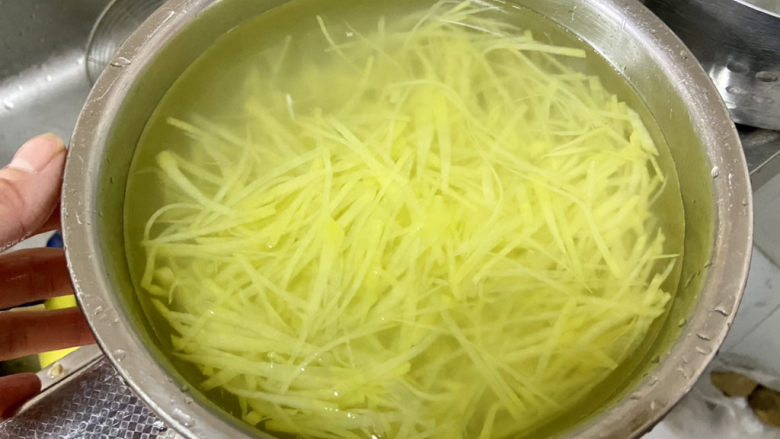 青椒炒土豆丝,捞出过几遍凉水，洗掉多余淀粉，让土豆丝更脆