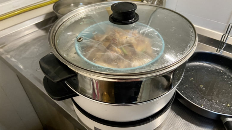 蒜香鸡腿➕蒜蓉香菇蒸鸡腿,蒸锅烧水，水开上锅，中大火蒸30分钟