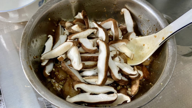 蒜香鸡腿➕蒜蓉香菇蒸鸡腿,30分钟后，加入香菇拌匀