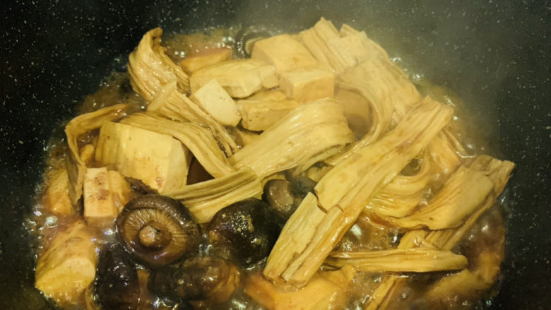 卤豆干,汤汁浓稠时，开大火收汁，起锅