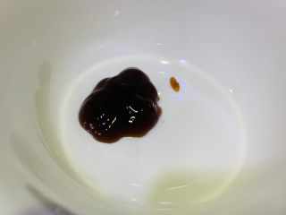 蒜蓉西兰花,取一个小碗调料汁，加蚝油