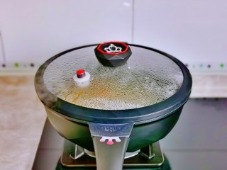 炒口蘑,盖上盖子小火焖煮2分钟。
